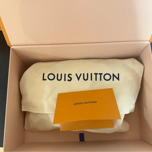 Louis Vuitton
Saumur Handbag Monogram Canvas BB - Picture 4 of 5